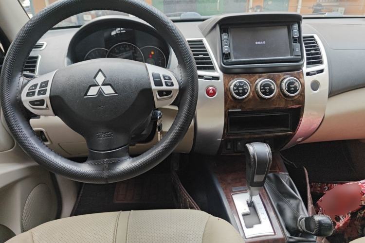 Used Mitsubishi Pajero Sport 2013 3.0L Automatic 4x4 Flagship Edition Center Console