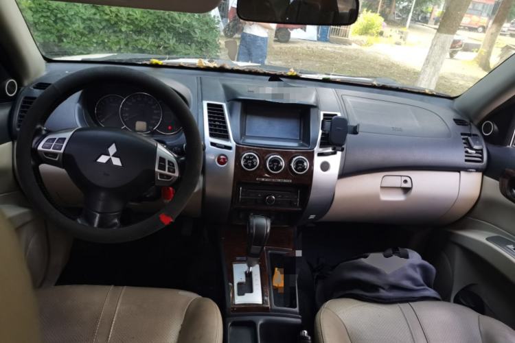 Used Mitsubishi Pajero Sport 2013 3.0L Automatic Two-Wheel Drive Luxury Edition Center Console