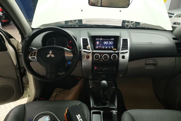 Used Mitsubishi Pajero Sport 2013 2.4L Manual Two-Wheel Drive Comfort Edition Center Console