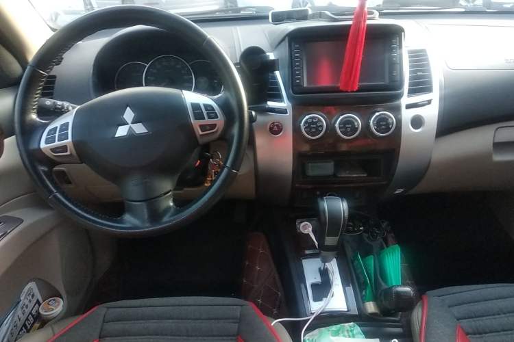 Used Mitsubishi Pajero Sport 2013 3.0L Automatic 4x4 Flagship Edition Center Console