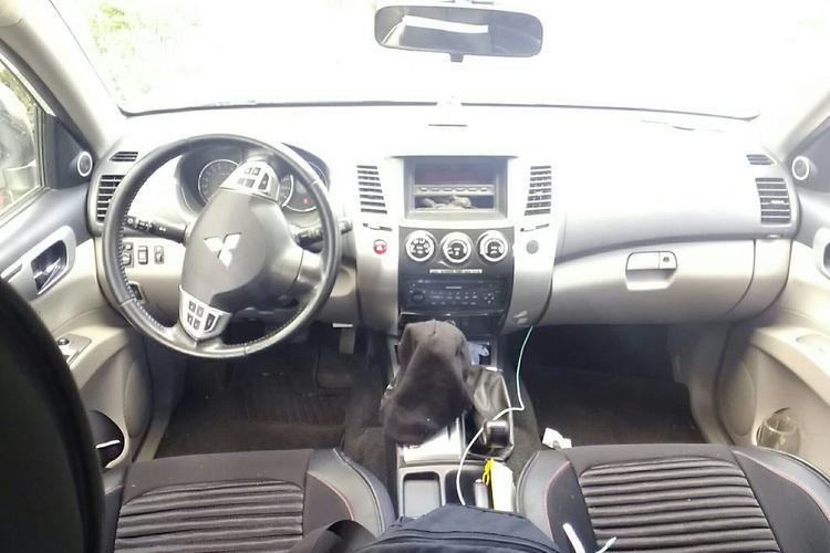 Used Mitsubishi Pajero Sport 2013 3.0L Automatic 4x4 Executive Edition Center Console
