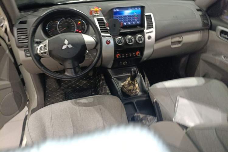 Used Mitsubishi Pajero Sport 2013 2.4L Manual Two-Wheel Drive Comfort Edition Center Console
