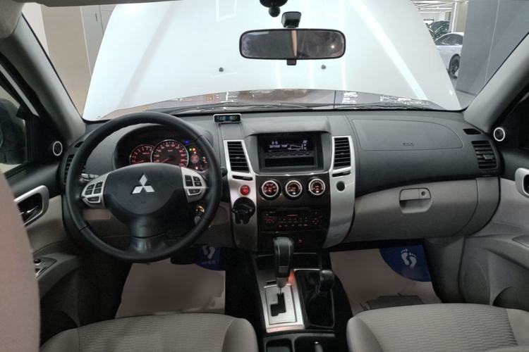Used Mitsubishi Pajero Sport 2013 3.0L Automatic 4x4 Executive Edition Center Console