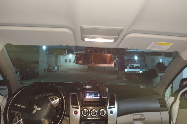Used Mitsubishi Pajero Sport 2013 3.0L Automatic 4x4 Executive Edition Center Console