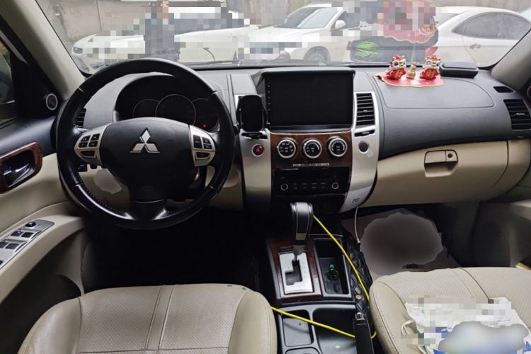 Used Mitsubishi Pajero Sport 2013 3.0L Automatic Two-Wheel Drive Luxury Edition Center Console