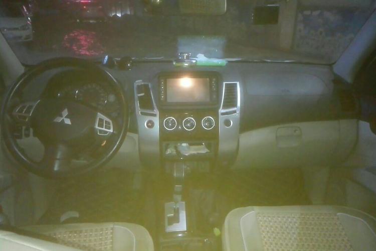 Used Mitsubishi Pajero Sport 2013 3.0L Automatic 4x4 Flagship Edition Center Console