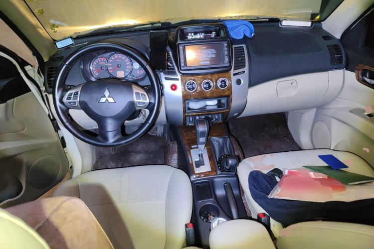 Used Mitsubishi Pajero Sport 2013 3.0L Automatic 4x4 Flagship Edition Center Console