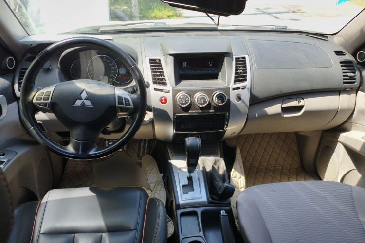 Used Mitsubishi Pajero Sport 2013 3.0L Automatic 4x4 Executive Edition Center Console