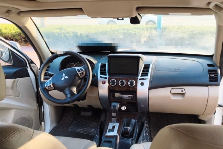 Used Mitsubishi Pajero Sport 2013 3.0L Automatic 4x4 Flagship Edition Center Console