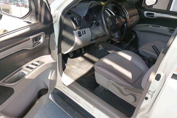 Used Mitsubishi Pajero Sport 2013 2.4L Manual Two-Wheel Drive Comfort Edition Driver Seat