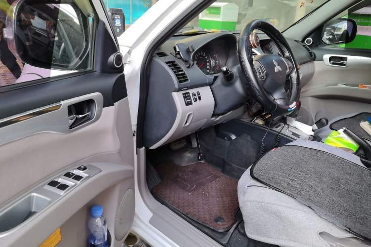 Used Mitsubishi Pajero Sport 2013 3.0L Automatic 4x4 Executive Edition Driver Seat