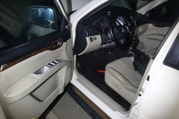 Used Mitsubishi Pajero Sport 2013 3.0L Automatic Two-Wheel Drive Luxury Edition Driver Seat