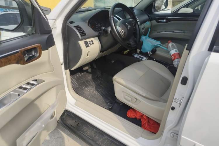 Used Mitsubishi Pajero Sport 2013 3.0L Automatic 4x4 Flagship Edition Driver Seat