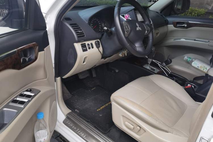 Used Mitsubishi Pajero Sport 2013 3.0L Automatic 4x4 Flagship Edition Driver Seat
