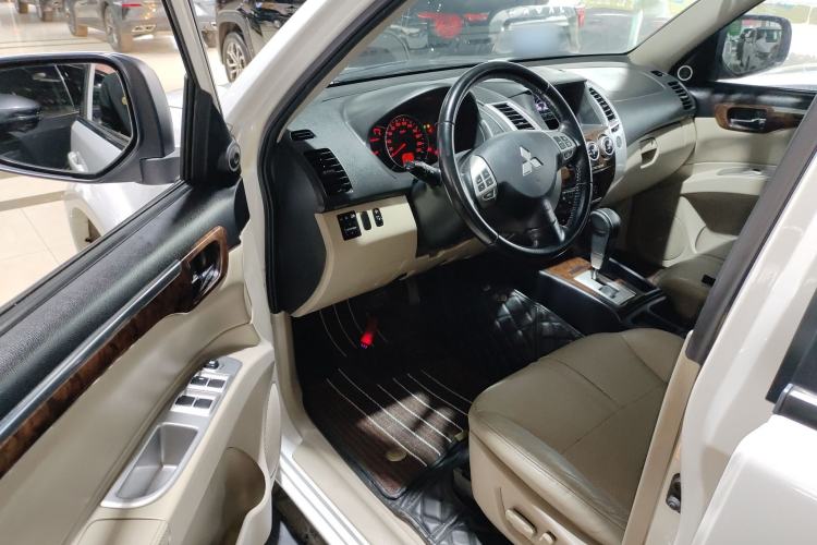 Used Mitsubishi Pajero Sport 2013 3.0L Automatic Two-Wheel Drive Luxury Edition Driver Seat