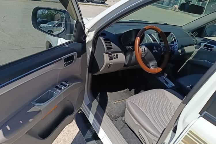 Used Mitsubishi Pajero Sport 2013 3.0L Automatic 4x4 Executive Edition Driver Seat