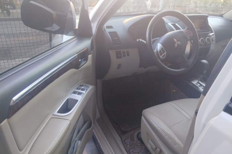 Used Mitsubishi Pajero Sport 2013 3.0L Automatic 4x4 Flagship Edition Driver Seat