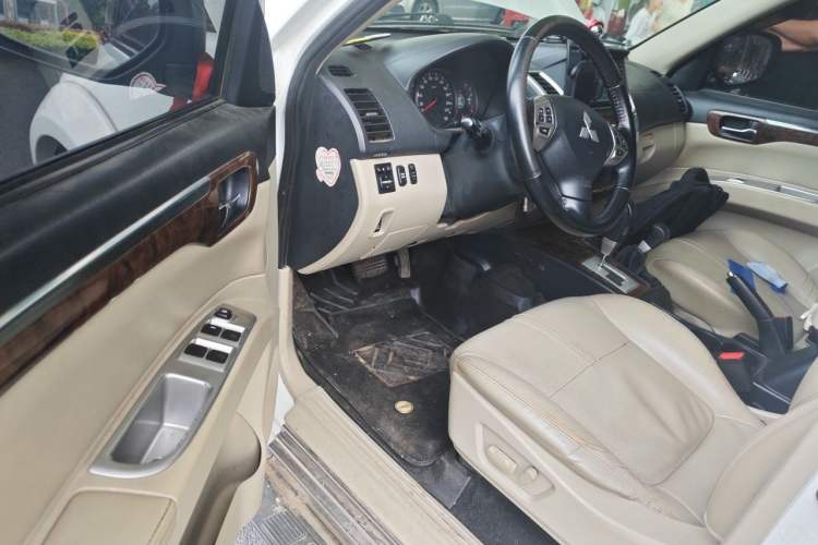 Used Mitsubishi Pajero Sport 2013 3.0L Automatic 4x4 Flagship Edition Driver Seat