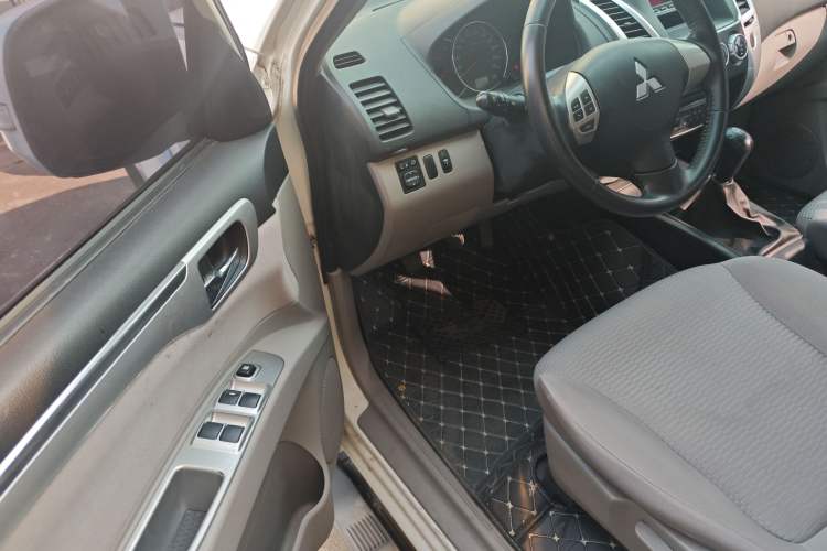 Used Mitsubishi Pajero Sport 2013 2.4L Manual Two-Wheel Drive Comfort Edition Driver Seat