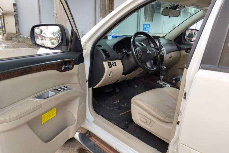 Used Mitsubishi Pajero Sport 2013 3.0L Automatic 4x4 Flagship Edition Driver Seat