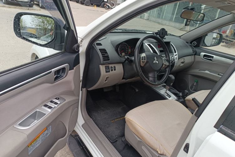 Used Mitsubishi Pajero Sport 2013 3.0L Automatic 4x4 Executive Edition Driver Seat