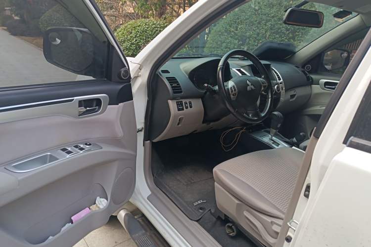 Used Mitsubishi Pajero Sport 2013 3.0L Automatic 4x4 Executive Edition Driver Seat