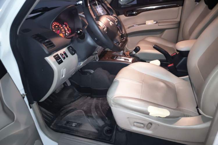 Used Mitsubishi Pajero Sport 2013 3.0L Automatic 4x4 Flagship Edition Driver Seat