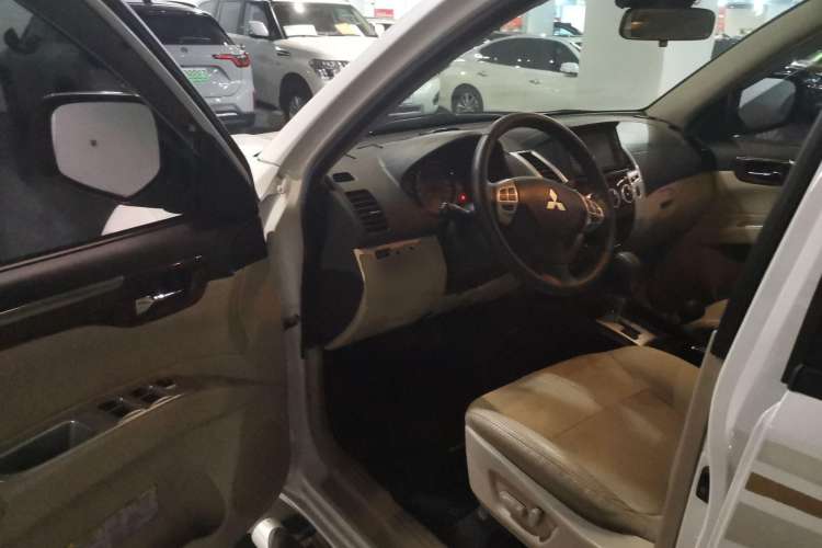 Used Mitsubishi Pajero Sport 2013 3.0L Automatic 4x4 Flagship Edition Driver Seat
