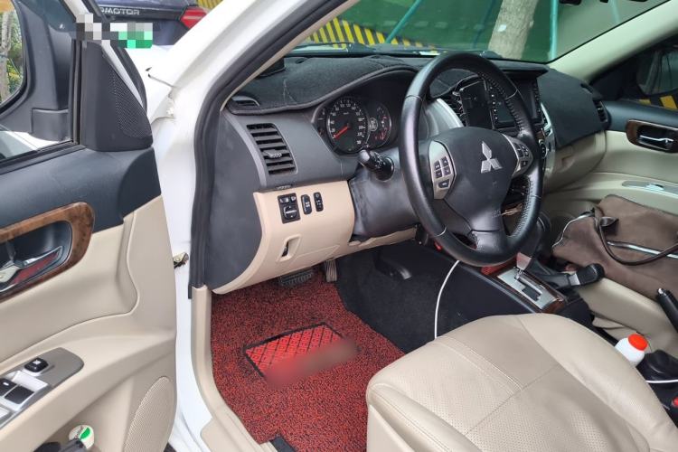Used Mitsubishi Pajero Sport 2013 3.0L Automatic 4x4 Flagship Edition Driver Seat