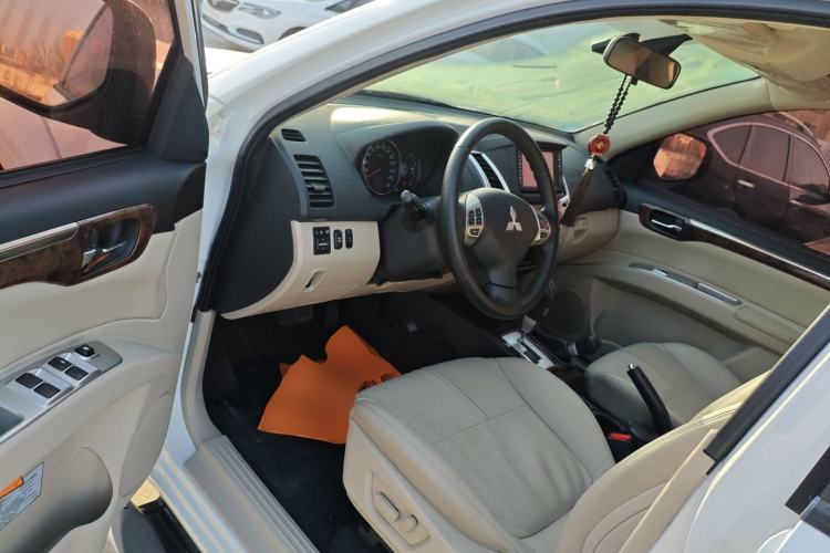 Used Mitsubishi Pajero Sport 2013 3.0L Automatic 4x4 Flagship Edition Driver Seat