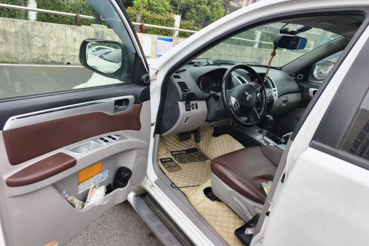 Used Mitsubishi Pajero Sport 2013 3.0L Automatic 4x4 Executive Edition Driver Seat