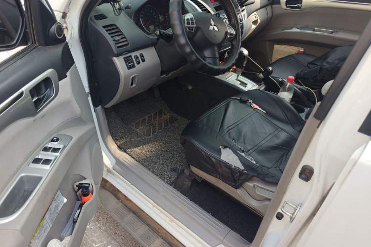 Used Mitsubishi Pajero Sport 2013 3.0L Automatic 4x4 Executive Edition Driver Seat