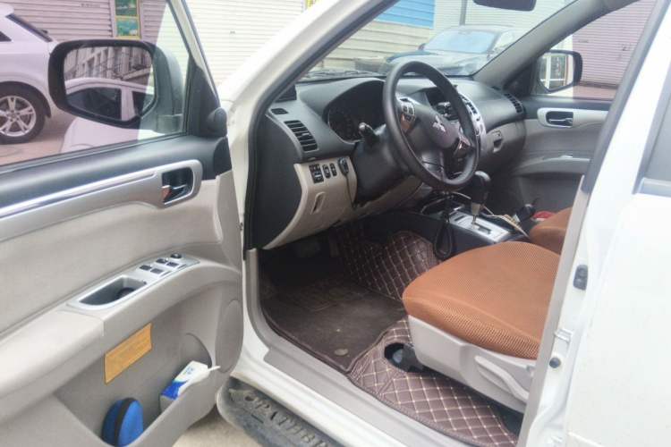 Used Mitsubishi Pajero Sport 2013 3.0L Automatic 4x4 Executive Edition Driver Seat