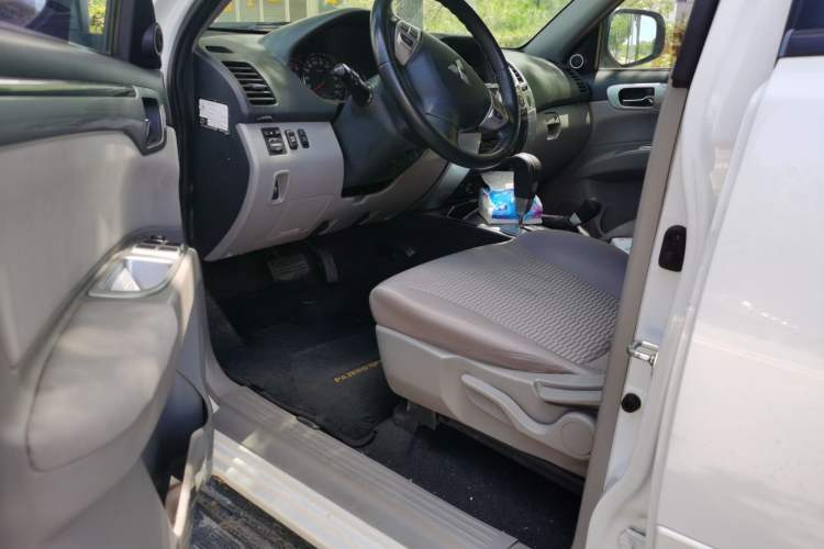 Used Mitsubishi Pajero Sport 2013 3.0L Automatic 4x4 Executive Edition Driver Seat