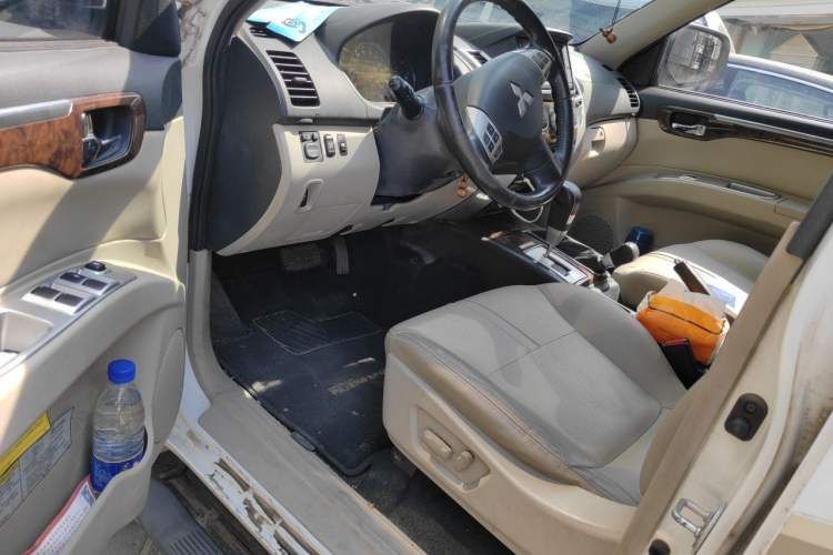 Used Mitsubishi Pajero Sport 2013 3.0L Automatic 4x4 Flagship Edition Driver Seat