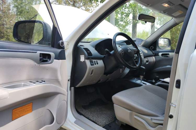 Used Mitsubishi Pajero Sport 2013 3.0L Automatic 4x4 Executive Edition Driver Seat