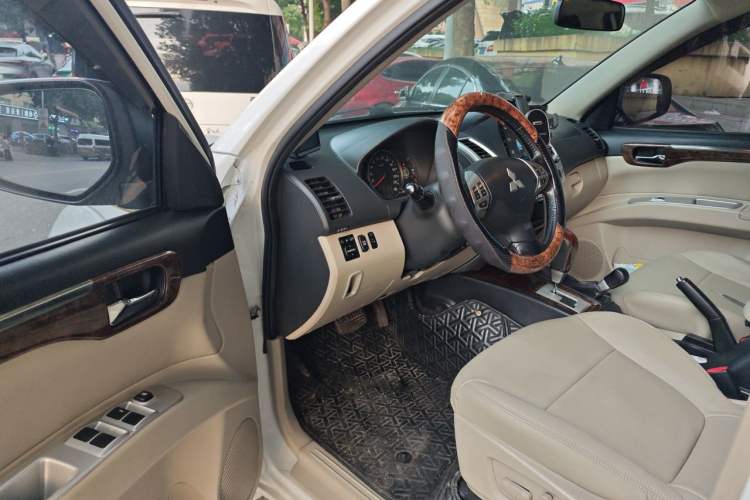 Used Mitsubishi Pajero Sport 2013 3.0L Automatic 4x4 Flagship Edition Driver Seat