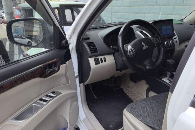 Used Mitsubishi Pajero Sport 2013 3.0L Automatic Two-Wheel Drive Luxury Edition Driver Seat