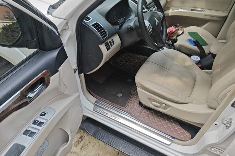 Used Mitsubishi Pajero Sport 2013 3.0L Automatic 4x4 Flagship Edition Driver Seat