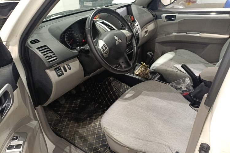Used Mitsubishi Pajero Sport 2013 2.4L Manual Two-Wheel Drive Comfort Edition Driver Seat