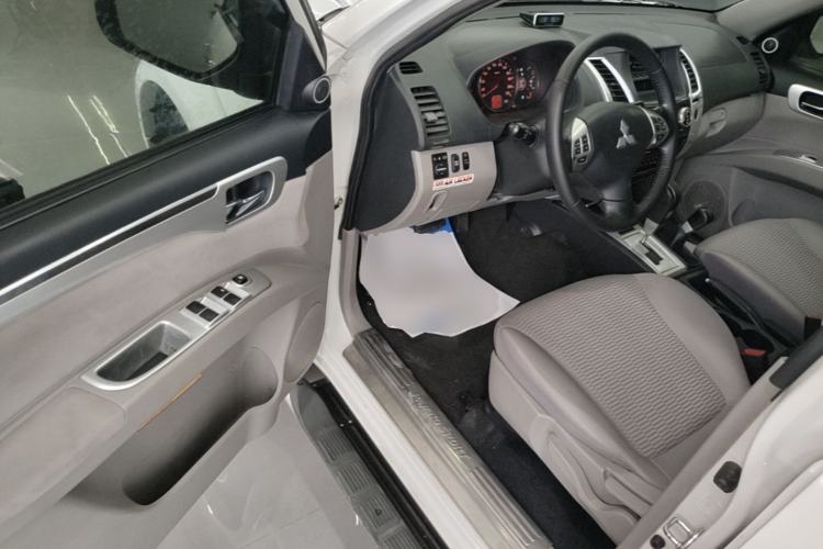 Used Mitsubishi Pajero Sport 2013 3.0L Automatic 4x4 Executive Edition Driver Seat
