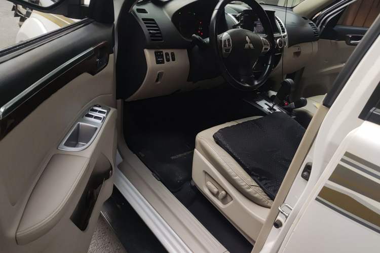 Used Mitsubishi Pajero Sport 2013 3.0L Automatic 4x4 Flagship Edition Driver Seat