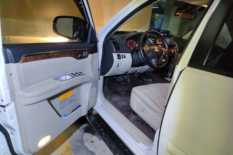 Used Mitsubishi Pajero Sport 2013 3.0L Automatic 4x4 Flagship Edition Driver Seat