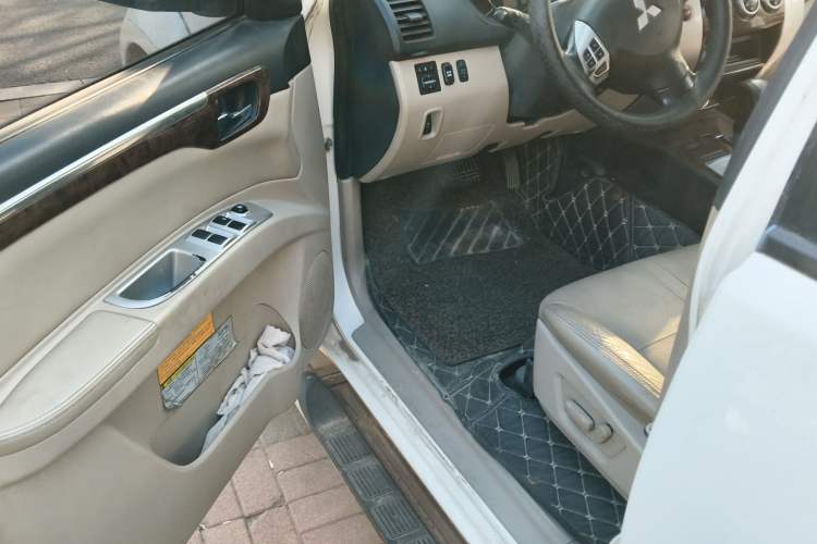 Used Mitsubishi Pajero Sport 2013 3.0L Automatic 4x4 Flagship Edition Driver Seat