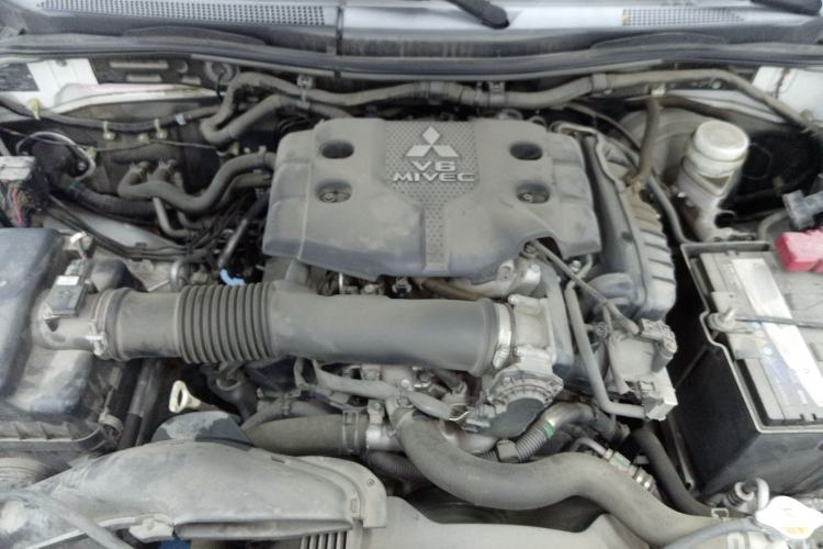 Used Mitsubishi Pajero Sport 2013 3.0L Automatic 4x4 Flagship Edition Engine Bay