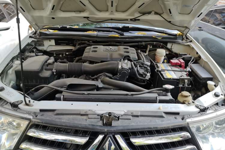 Used Mitsubishi Pajero Sport 2013 3.0L Automatic 4x4 Executive Edition Engine Bay