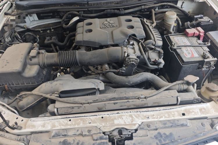 Used Mitsubishi Pajero Sport 2013 3.0L Automatic Two-Wheel Drive Luxury Edition Engine Bay