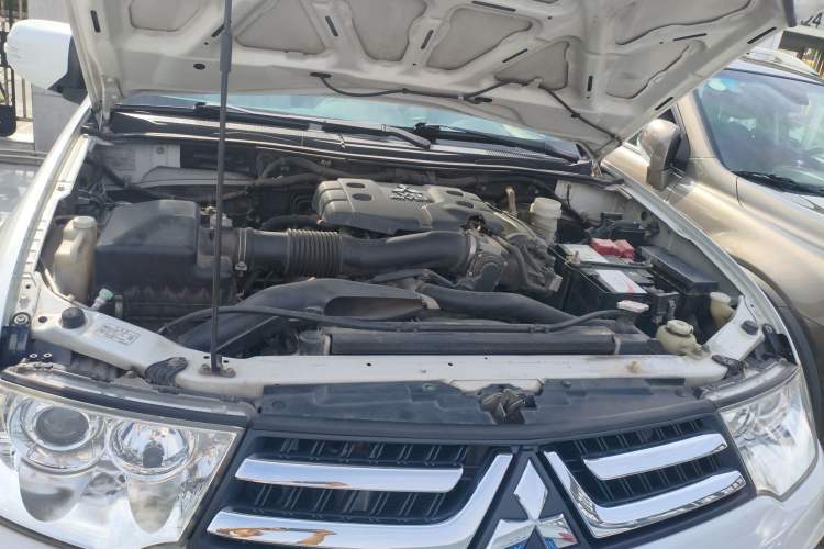 Used Mitsubishi Pajero Sport 2013 3.0L Automatic Two-Wheel Drive Luxury Edition Engine Bay
