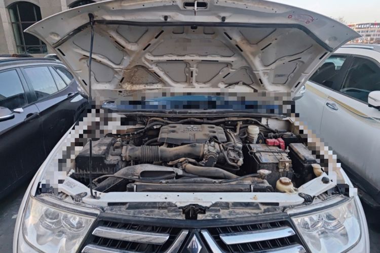 Used Mitsubishi Pajero Sport 2013 3.0L Automatic 4x4 Flagship Edition Engine Bay