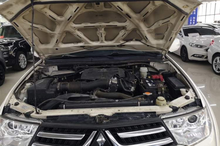 Used Mitsubishi Pajero Sport 2013 3.0L Automatic Two-Wheel Drive Luxury Edition Engine Bay